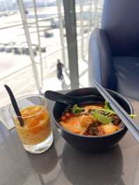【香港機場Priority Pass Lounge大比拼！邊間抵食又好坐？】