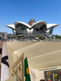 巴庫係一座融合咗古老傳統同現代風貌嘅城市