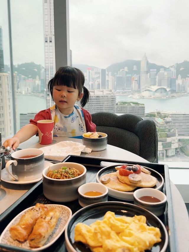 遛娃玩轉香港，今次最驚喜的竟然是夢卓恩酒店的海景！作為City游鼻祖，香港的酒店體驗真的好重要～帶娃揀酒店，地段、乾淨、海景缺一不可，最期待的就是躺係床上睇維港🌊 