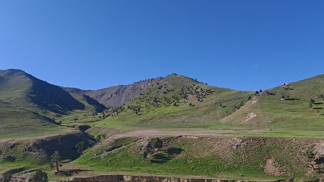 喺西北嘅旅途中，德令哈呢座被戈壁環繞嘅小城總俾人無限遐想。有人話呢度係詩嘅城市，有人話呢度係荒涼嘅終點，