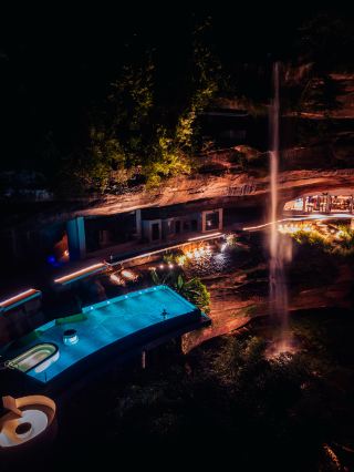 Happy summer vacation with the kids. Staying in a cliffside pool guesthouse!