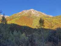 奔赴亞拉，在友措湖畔仰望神山