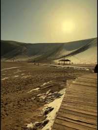 夕陽墜落沙丘的瞬間敦煌月牙泉登頂終極浪漫