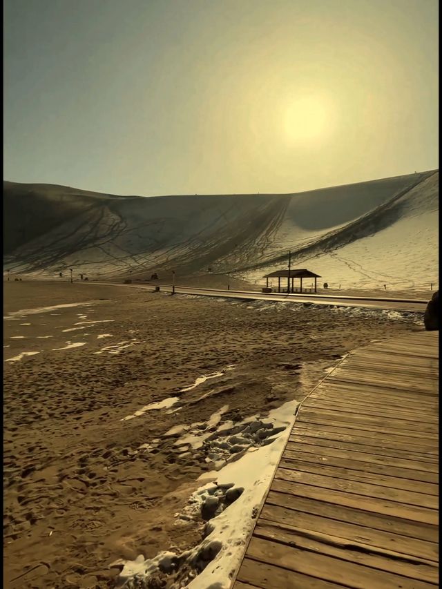 夕陽墜落沙丘的瞬間敦煌月牙泉登頂終極浪漫