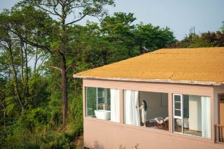 โรงแรมหน้าผาที่ต้องพักในฤดูใบไม้ผลิ