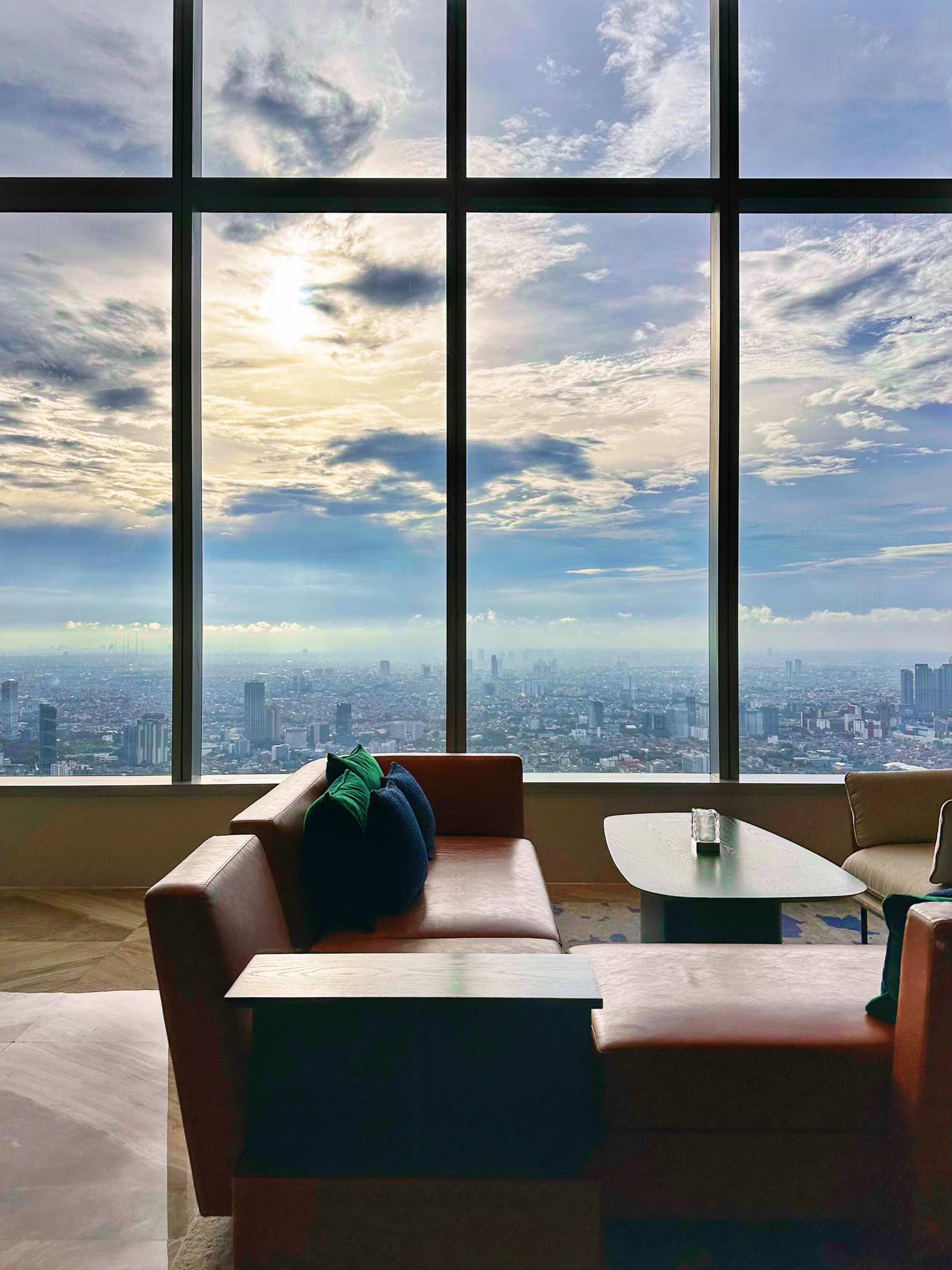 🏙️ Landmark Kota Baru · Kunjungi hotel mewah tertinggi di Indonesia
Pan Pacific Jakarta, yang terletak di Menara Sembilan Cahaya Thamrin, mendefinisikan kembali cakrawala kota dengan ketinggian 285 meter! Hanya beberapa langkah dari pusat perbelanjaan super populer seperti Grand Indonesia 🛍️ 5 menit berjalan kaki ke stasiun kereta bawah tanah, dengan akses langsung ke Airport Rail Link – sangat nyaman!
🛏️ Rasakan kemewahan suite di gedung pencakar langit
▫️ Jendela 270° dari lantai hingga langit-langit menawarkan pemandangan menakjubkan kota Jakarta yang terindah
▫️ Set perlengkapan mandi Jo Loves + menu bantal Sweet Dreams
▫️ Layanan merapikan kamar termasuk sentuhan istimewa seperti sandal dan makanan penutup 🍫 Sebuah istana langit pribadi tempat Anda dapat bangun dan menikmati matahari terbit di atas awan setiap hari 🌅
🏊 Waktu kebugaran di atas awan
Gym di atap lantai 71 buka 24 jam
Kolam renang infinity di atap – sempurna untuk berfoto 📸
(Disarankan datang di malam hari! Anda dapat mengabadikan momen indah matahari terbenam yang terpantul di air)
🍰 Teh sore di atap yang wajib dicoba
Set "Cloud Afternoon Tea" di Eden Bar di lantai 90:
▫️ Stand kue Inggris tiga tingkat + koktail khas
▫️ Tempat duduk di dekat jendela disarankan! Setiap foto layak diunggah ke Instagram.
Brunch saat matahari terbit di Keyaki, restoran Jepang di lantai 90, benar-benar luar biasa.
