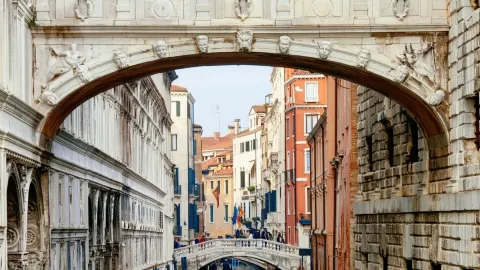 A classic scene you're sure to encounter in Venice is the Bridge of Sighs — traveler post in Venice