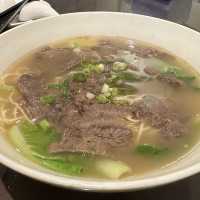 台灣｜台北 濃郁雞湯底牛肉麵！