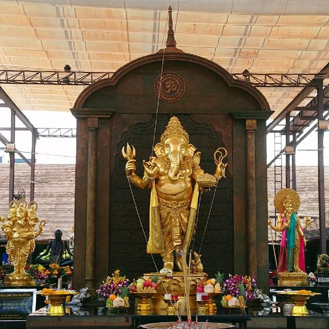 สักการะศาลพระพิฆเนศ อาเขตเชียงใหม่
