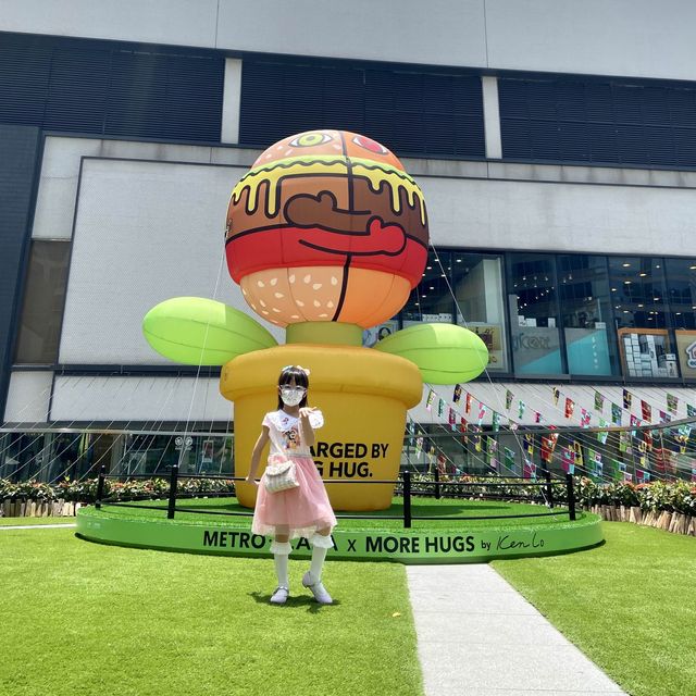 葵芳擁抱主題藝術裝置