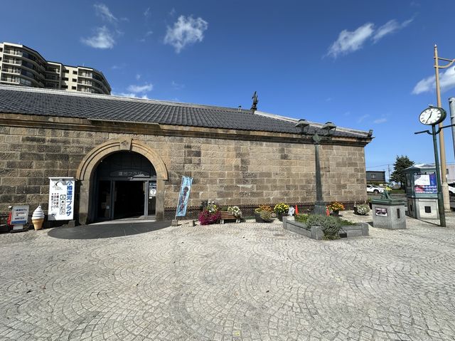 北海道・小樽。小樽の歴史・観光お土産が揃います『小樽市観光物産プラザ (運河プラザ)』