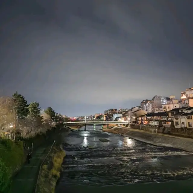 京都散遊，夜步鴨川。
