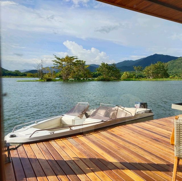 ที่พักสุดโรแมนติก Lakeview Floating Villas