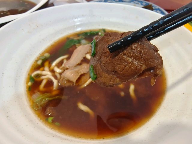 高雄三民-颱風天30元青菜很大盤🌿玉順牛肉麵|（好吃大碗CP高）