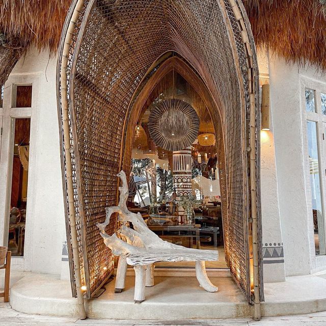 CAVE BEACH CLUB - คาเฟ่สุดชิลริมทะเลพัทยา