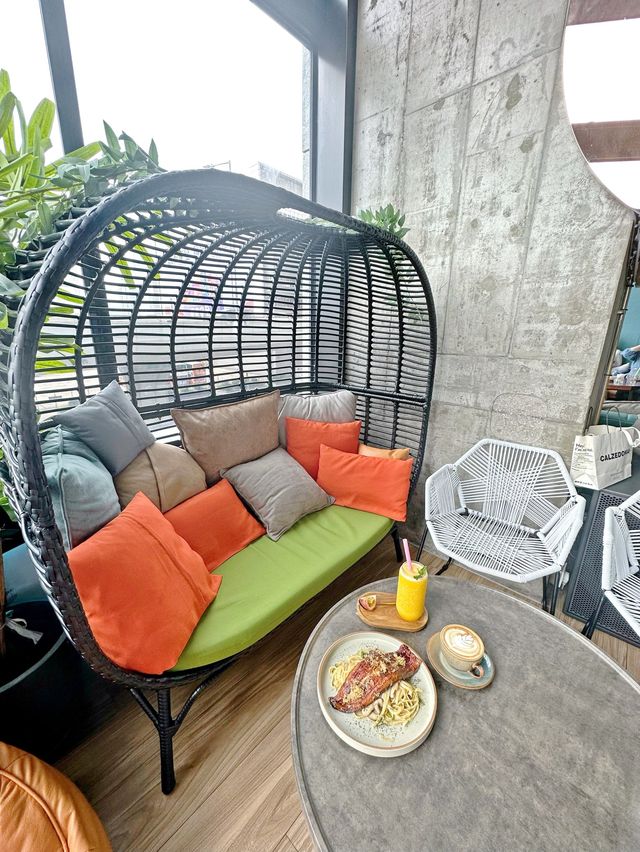 上環工業風打卡Cafe 夜間秒變酒吧