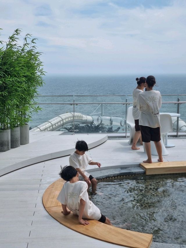 하얀 백사장 컨셉의 찜질방 족욕탕