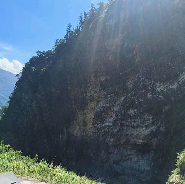 雙龍瀑布美麗的七彩吊橋