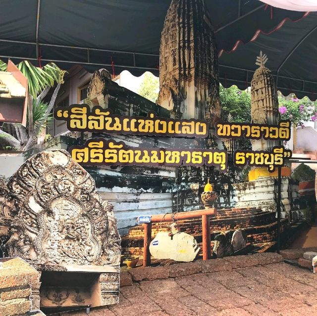 วัดมหาธาตุวรวิหาร สีสันแห่งแสงทวาราวดี