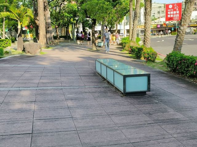 高雄前金-下棋乘涼走迷宮|中央公園|（像渡假村的超大型公園）