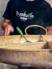 โรงกลั่นเนื้อ ร้านก๋วยเตี๋ยวเนื้อคิวยาวบนถนนทรงวาด