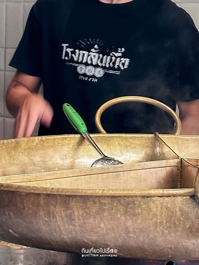 โรงกลั่นเนื้อ ร้านก๋วยเตี๋ยวเนื้อคิวยาวบนถนนทรงวาด