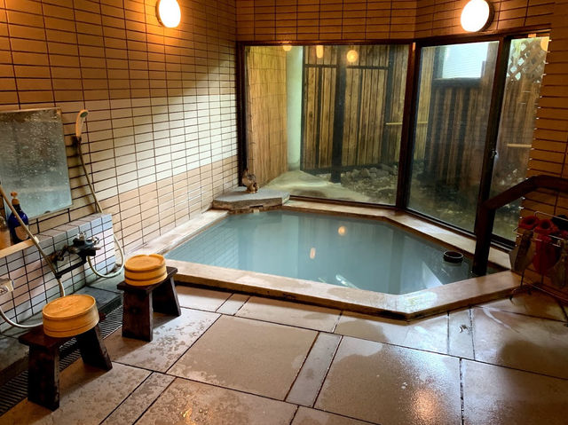 แช่ออนเซ็นกลางหิมะที่ Oohira Hotel, Yamakata