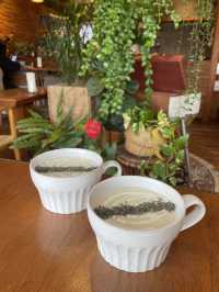 黄色い扉が印象的なカフェ
