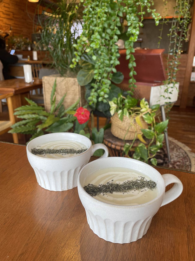 黄色い扉が印象的なカフェ