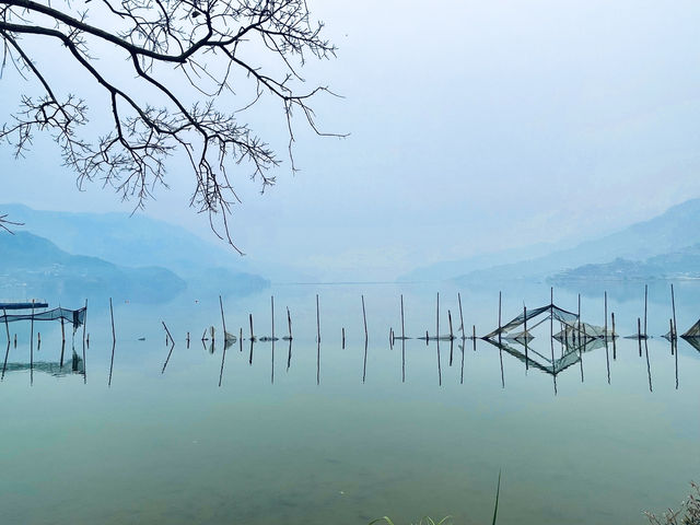 Awesome calm and serene lake.