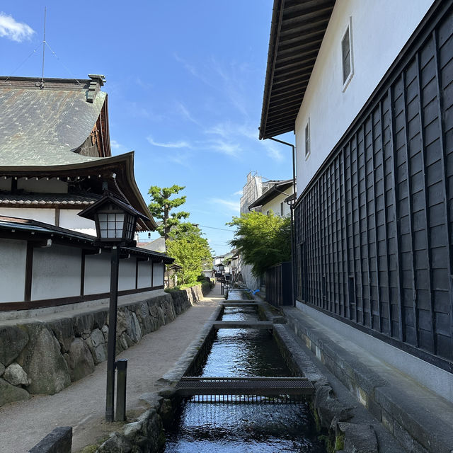 飛驒古川，寧靜舒服的村莊，與鯉魚一起散步