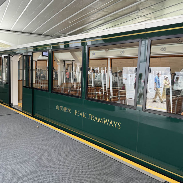 นั่งรถรางชมวิว ที่ชื่อว่า Peaktram 
