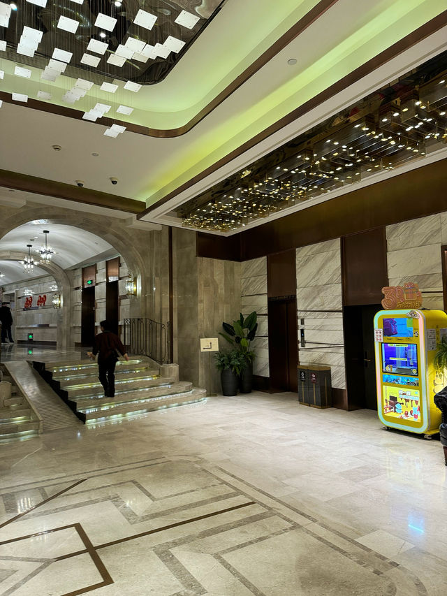 🏢 Modern Hotel in Old Building 