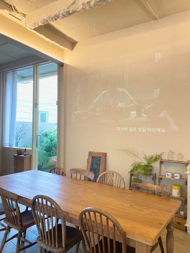 부산 꼼시꼼사 유럽 분위기 카페 온천천카페