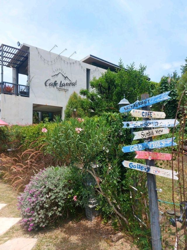 Café Laura Bar & Restaurant คาเฟ่สวยสไตล์อังกฤษ