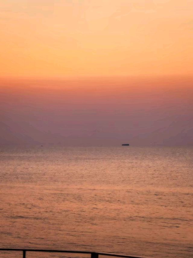 ช่องเขาขาด หาดหินกลม เกาะสีชัง ชลบุรี 