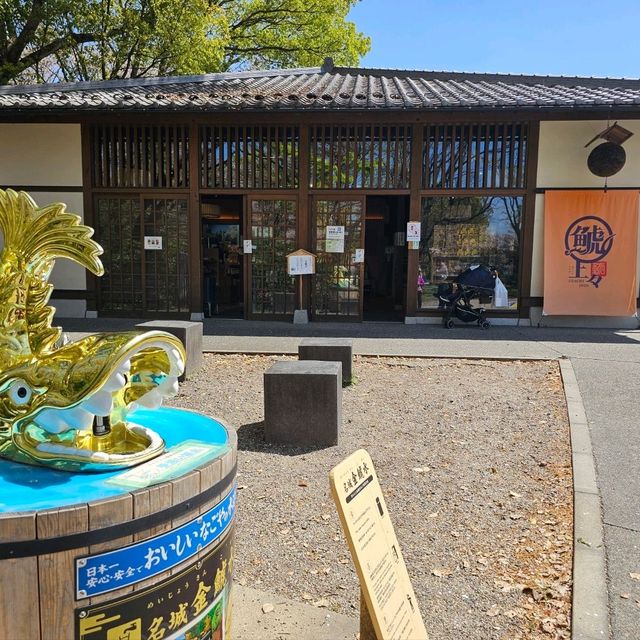 名古屋城金鯱横丁美食街：美食與伴手禮的天堂