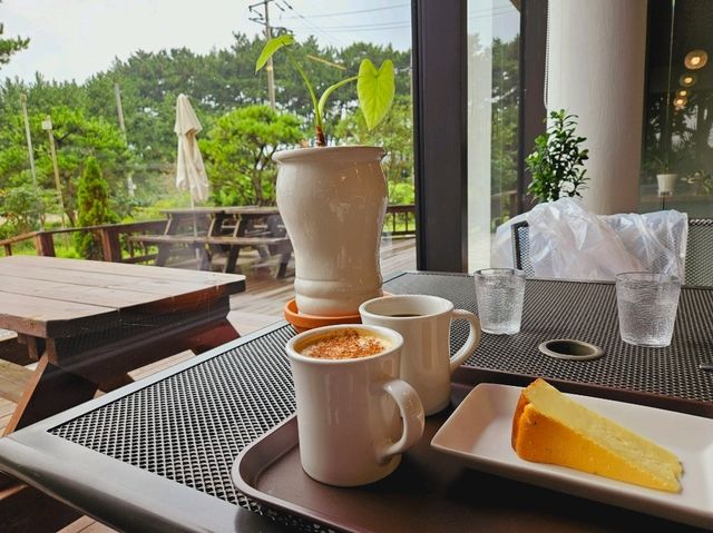 A nice and cozy cafe at the entrance of Anmyeondo