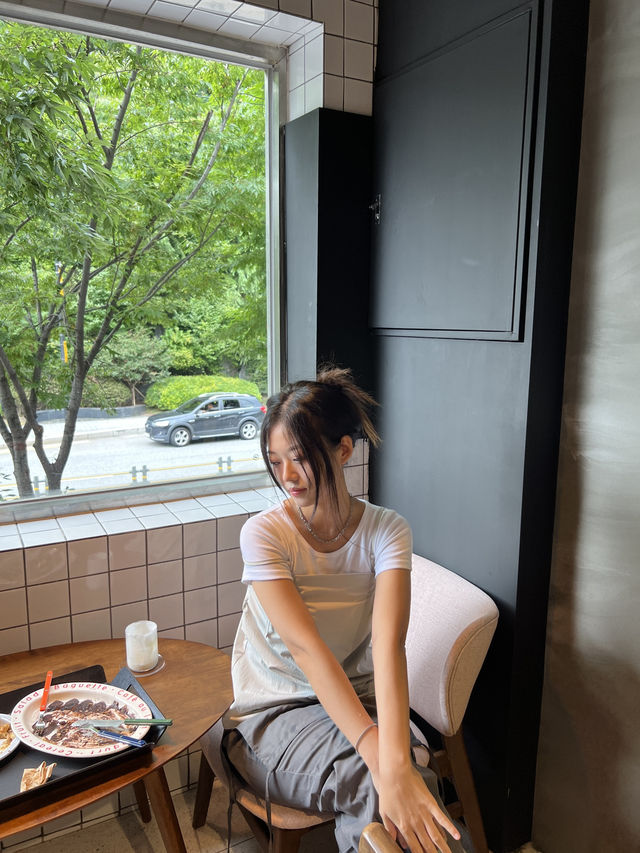 초록초록한 나무 뷰 맛집, 힙한 여름 감성 카페