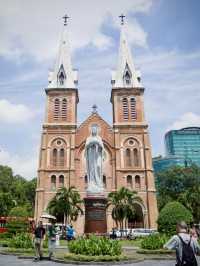 สวย เด่น สมกับที่เป็นแลนด์มาร์ค⛪️ของเมืองโฮจิมินห์