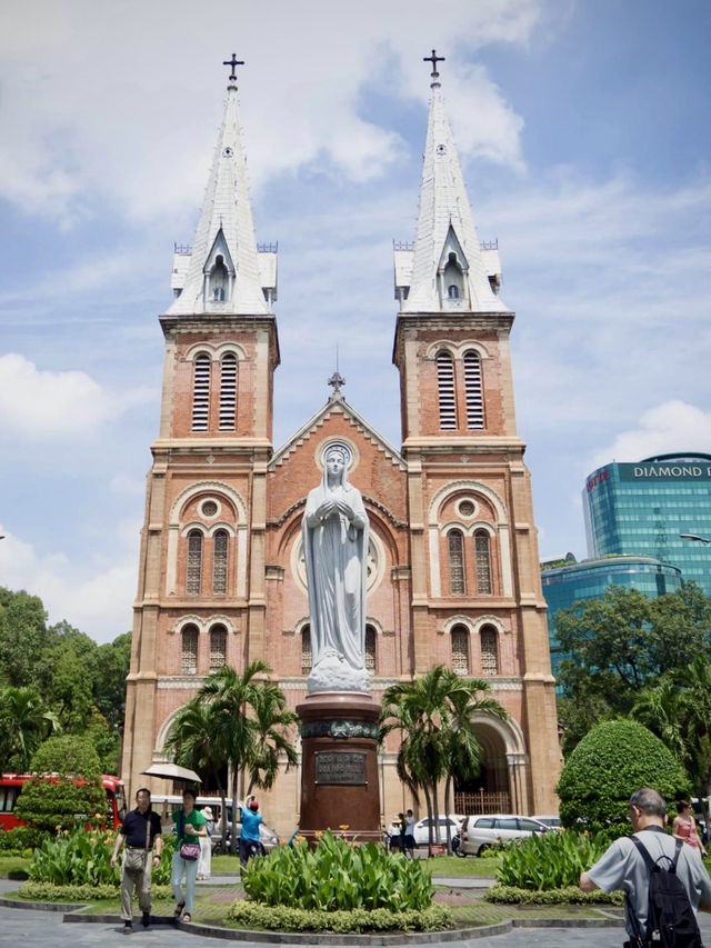 สวย เด่น สมกับที่เป็นแลนด์มาร์ค⛪️ของเมืองโฮจิมินห์