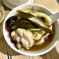 【高雄】美良家｜高醫附近CP值很高的文青燉湯店 ！用餐時間總是高朋滿座