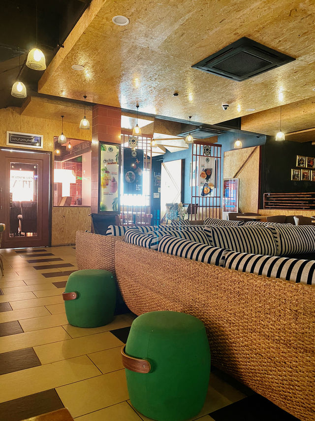  Al Khatiri Kofee: Cozy Vibes and Comforting Chicken Porridge! 