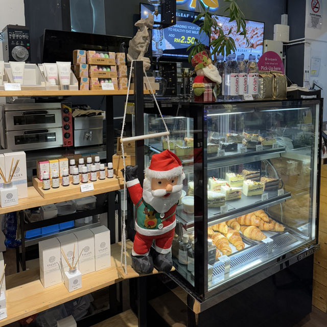 Sipping Christmas Joy at Five Leaf Coffee