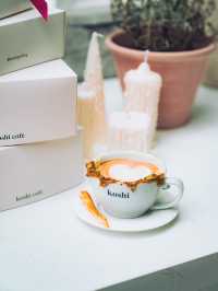 台北koshi cafe｜聖誕限定美味，開心果拿鐵與巧克力可頌！