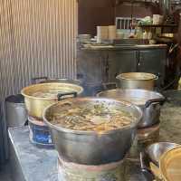 หมี่ ข้าวต้ม ร้านลับริมน้ำตัวเมืองกาญจนบุรี 