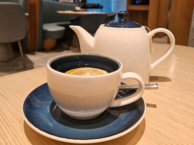 機場新酒店大堂酒廊的休閒晚餐