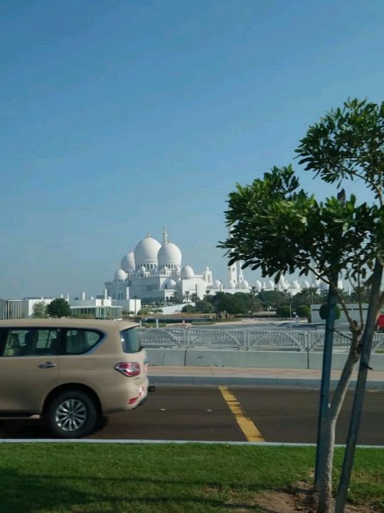 An awesome visit to this beautiful mosque sheikh zayed 💜