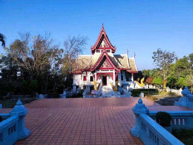 พระบรมธาตุเจดีย์ ตั้งอยู่บนยอดดอยสูงสุดของแม่สลอง