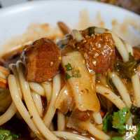 อร่อยระดับตำนาน! ร้านขนมจีนไหหลำเจ๊วาเจ๊หย่ง 